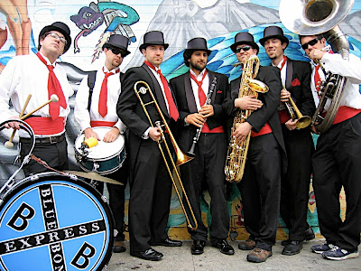 Fighting the Cold at Carnaval SF 2007 (photo by John Zavada)
