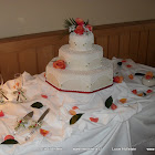 Nº149: Una base falsa para una torta de bodas de reducidas porciones. Encaje y fondant en blanco, rosas naturales.