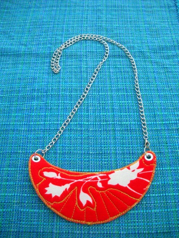 [moon necklace6[3].jpg]