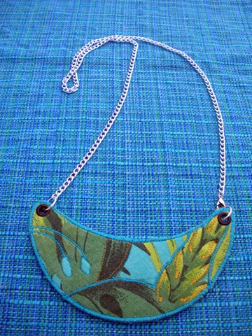 [moon necklace9[3].jpg]