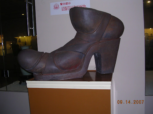 Penis+in+a+high+heel.jpg