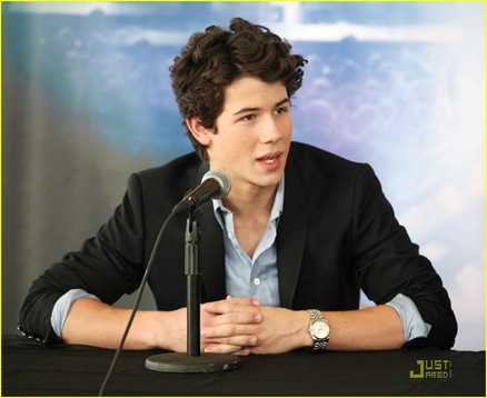 [jonas-brothers-palisades-mall-nyack-20[8].jpg]