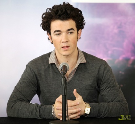 [jonas-brothers-palisades-mall-nyack-22[5].jpg]