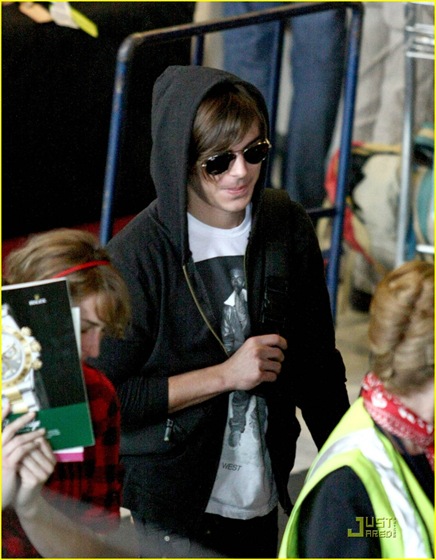 zac-efron-roissy-airport-10
