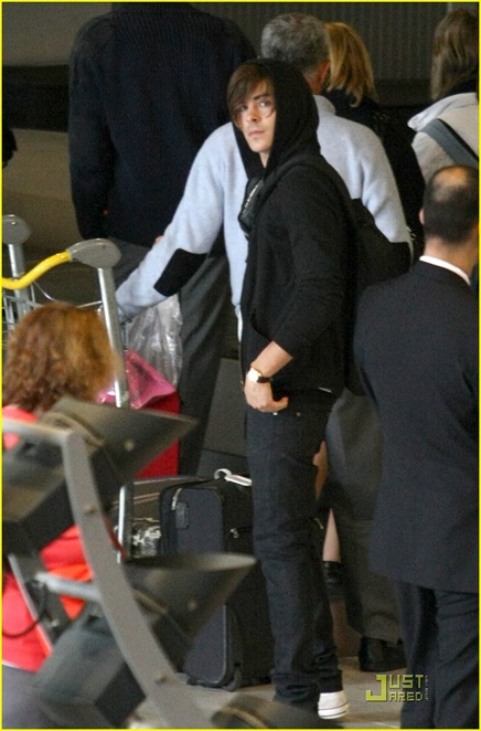 zac-efron-roissy-airport-08