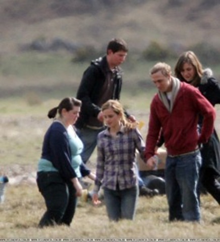 emma-watson-and-boyfriend-at-dh-set_5-273x300