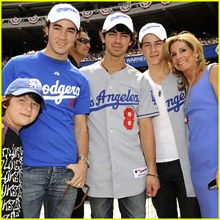 jonas-brothers-dodgers-dudes