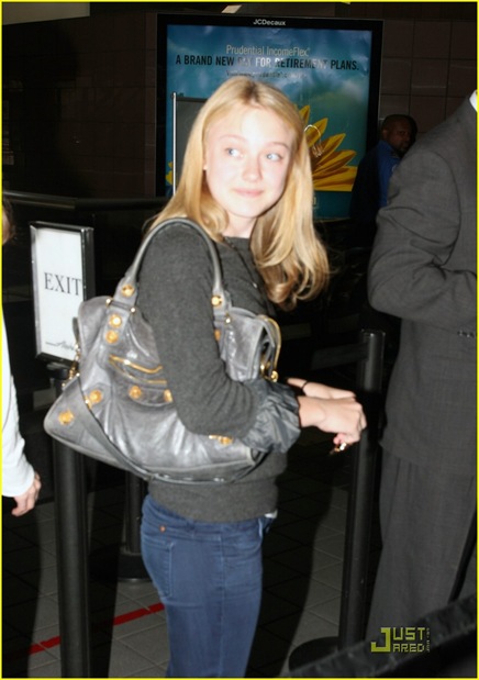 dakota-fanning-grey-girl-09