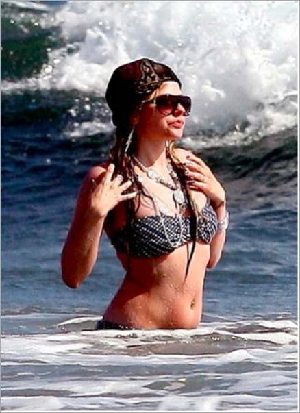 avril-bikini-3