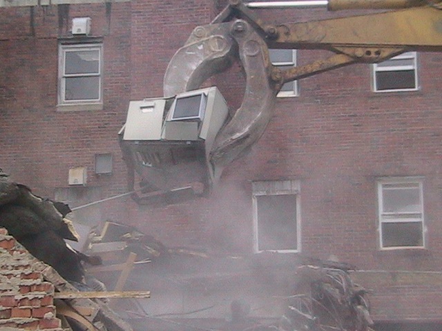 [Grapple tears building 7-2-09[5].jpg]