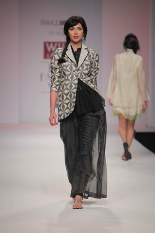 [WIFW SS2010 collection by Rahul Mishra's Show2[5].jpg]