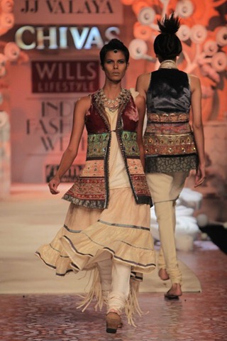 [WIFW SS 2011 Collection By JJ Valaya15[4].jpg]