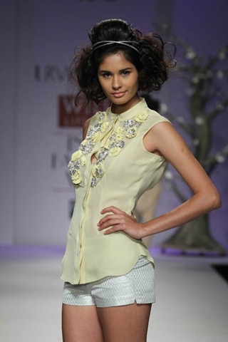 [WIFW SS 2011collection by Urvashi Kaur  (4)[5].jpg]