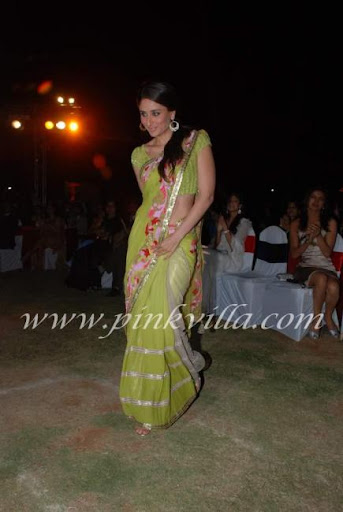 Kareena Kapoor In Sexy Saree In 3 Idiots Movie