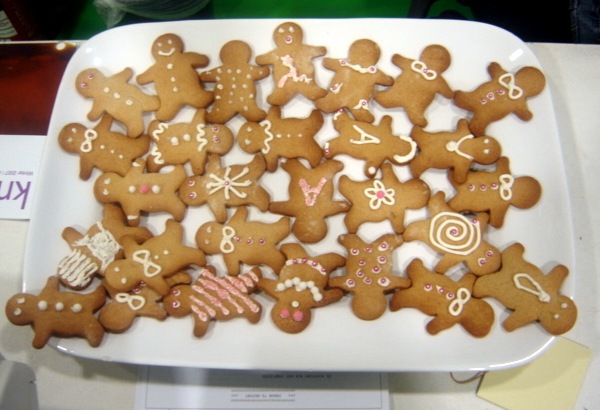 [gingerbreadmeniced3.jpg]