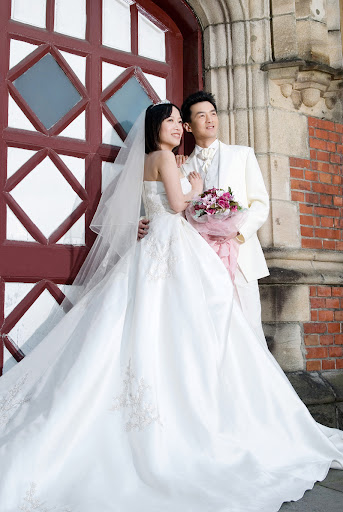 Bride's Couple White Wedding Dresses 