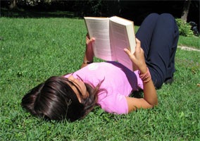 [reading_outside[4].jpg]