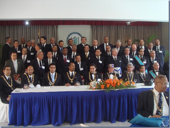 RR. y QQ HH.  presentes en el acto