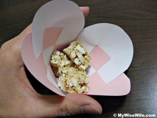It can be used to serve candy or cookies It can be used to serve candy or cookies