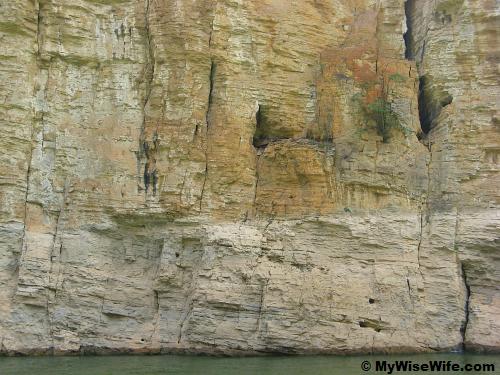 On the cliff - Did you see the coffin in the slit? On the cliff - Did you see the coffin in the slit?