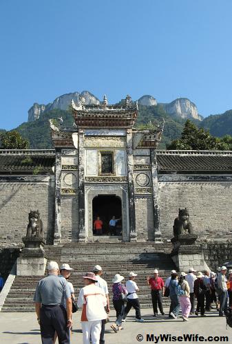 Huang Ling Temple and scenic peaks at background