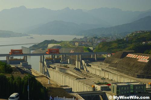 Fifth-stage of Shiplock and view of Yangtze upstream Fifth-stage of Shiplock and view of Yangtze upstream