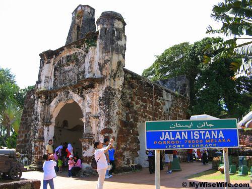Porta de Santiago along Fort Terrace in Melaka Porta de Santiago along Fort Terrace in Melaka