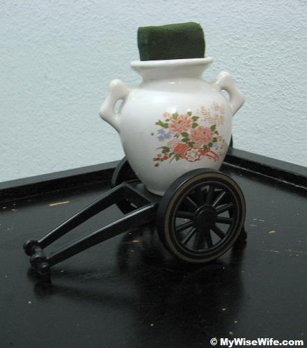 A classic flower pot with oasis A classic flower pot with oasis