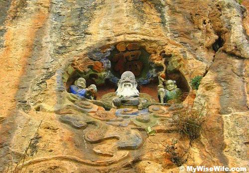 The sculptures near Long Men
