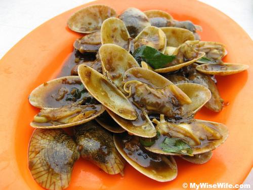 Clams cooked with local spices - aromatic! Clams cooked with local spices - aromatic!