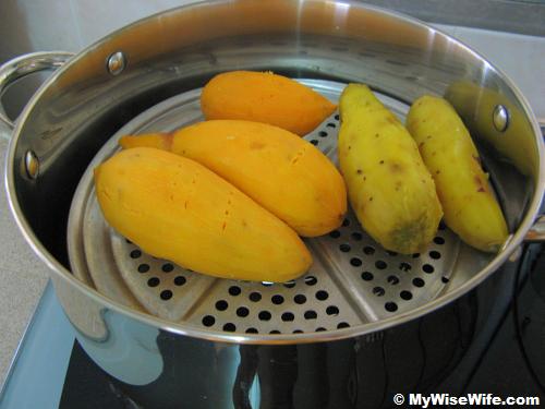 Steaming potatos Steaming potatos