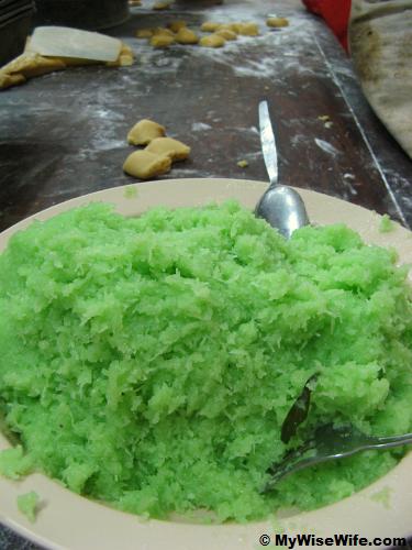 A closer look on the filling - shredded coconut in pandan (screwpine) essence