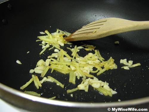 Saute the ginger and garlic with sesame oil Saute the ginger and garlic with sesame oil