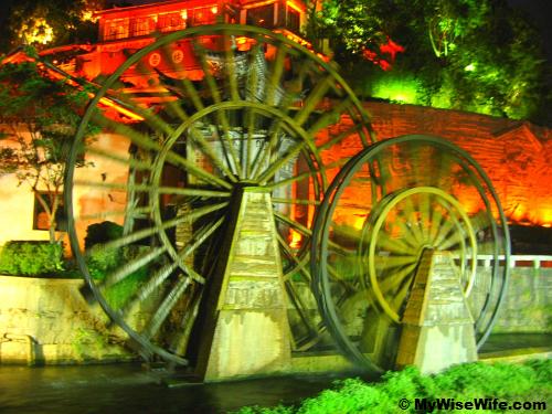 The water-wheel - icon of Lijiang Old Town at night