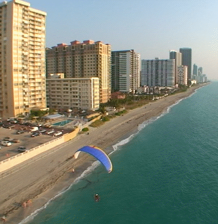 Gif Animado de Paragliding numa Praia