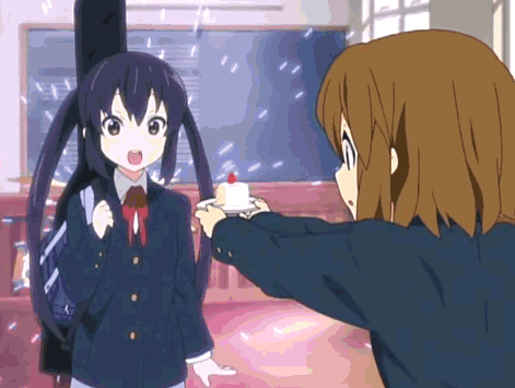 Gif Animado de um Menina (de Anime) Ficando Feliz com um Bolo