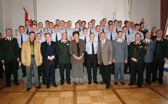[military_woman_austria_police_000062[2].jpg]