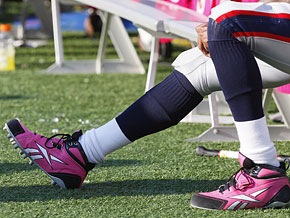 [20091005-breast-cancer-nfl-shoes-290x218[7].jpg]