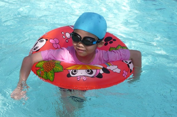 [Leo swimming[8].jpg]