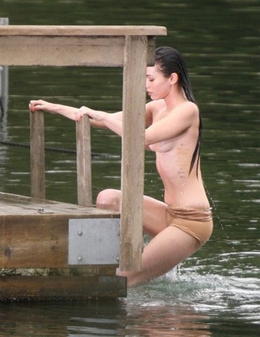 [megan-fox-jennifer-body01-385x500[11].jpg]