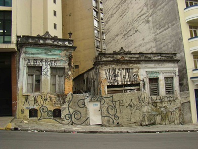 Imóvel construído em 1905, abandonado na rua Asdrúbal do Nascimento