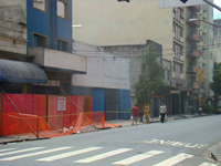 Demolição de imóvel na rua Rêgo Freitas (centro), realizada pela empresa FBI sem qualquer segurança. Foto: Gladstone Barreto. Clique para ampliar