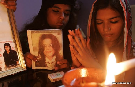 关于杰克逊 Christian girls fans of Michael Jackson take part in a candle light memorial to commemorate him in Karachi, Pakistan, Friday, June 26 , 2009. Michael Jackson was due to make his triumphant return to the stage in London next month but instead his sudden death has left millions of fans feeling they've lost a lifelong friend. (AP Photo/ Shakil Adil)