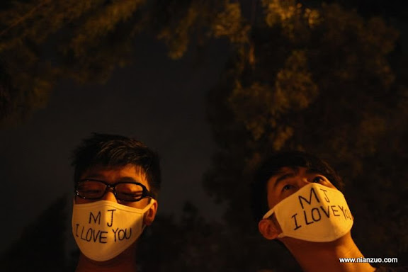关于杰克逊 BEIJING - JUNE 26: Chinese fans of Michael Jackson observe a three minute silence during a candle light memorial to commemorate him on June 26, 2009 in Beijing, China. The 50-year old singer was reportedly found not breathing at his LA home and was rushed to UCLA Medical Center hospital, where he was later pronounced dead apparently from a heart attack.&nbsp;&nbsp;(Photo by Feng Li/ Getty Images),SacGettyPhoto