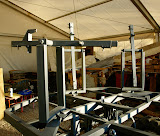 Trois étriers sur la structure de la machine