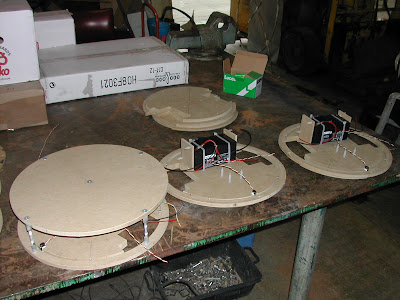 trois bases en phase d'assemblage