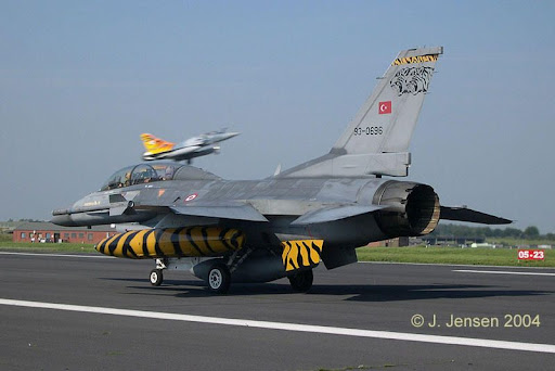 f-16_fighting_falcon_tuaf_06.jpg