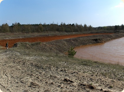 To aflejringsbassiner - et udtørret, og et med vand