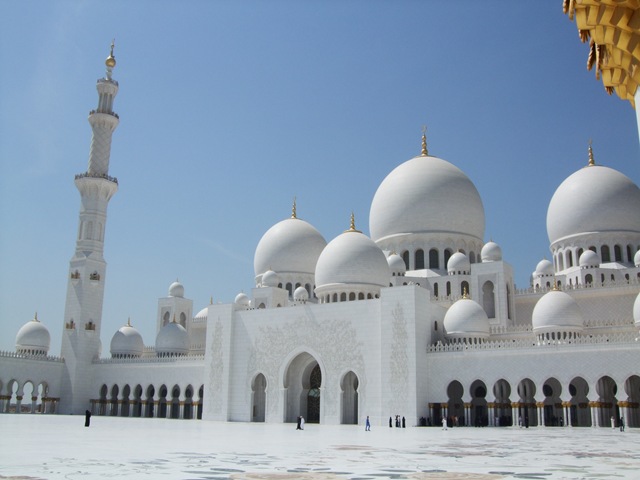 [Sheikh_Zayed_Mosque_courtyard[3].jpg]