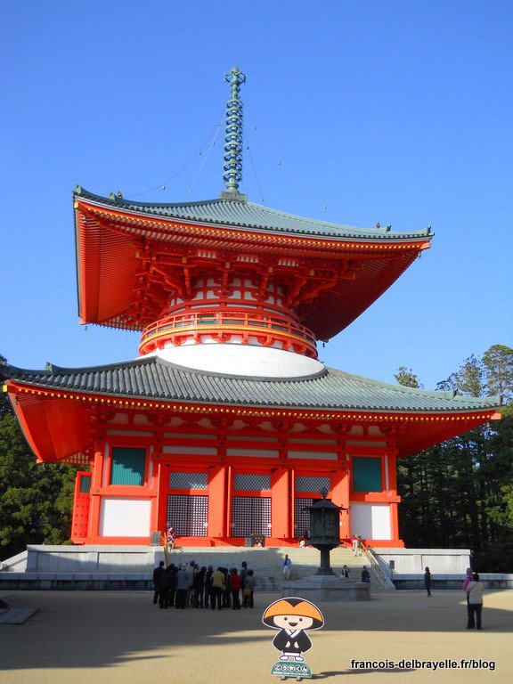 Grande pagode Daitô avec la mascotte Kôya-kun qui pose